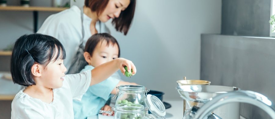 親子でキッチンに立つイメージ