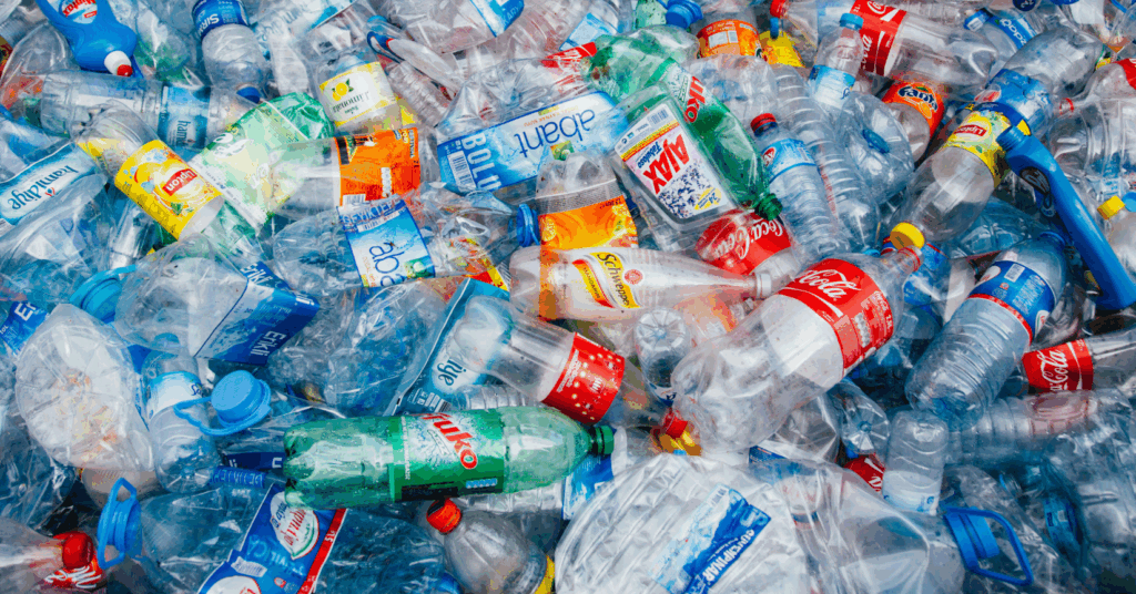 廃プラスチックを細かく砕き再生